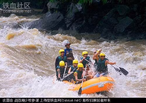 Người chèo xuồng Ở những khu vực nước chảy xiết hoặc những nơi bị thiên tai thường rất cần tới những con người dũng cảm này. Mỗi mùa mưa, họ có thể kiếm được tới 6.000 USD.