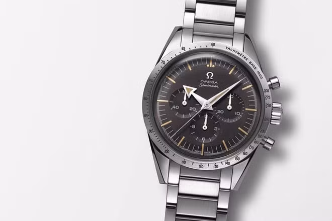 Omega Speedmaster 60th Anniversary Limited Edition có giá 9.650 USD là mẫu đồng hồ kỷ niệm cột mốc 60 năm khi chiếc đồng hồ Omega đầu tiên được đưa lên mặt trăng.