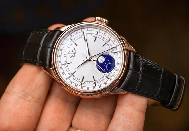 Rolex Cellini Moonphase giá 35.550 USD ghi thêm dấu ấn cho Rolex trên thị trường đồng hồ cao cấp. Các viên đá làm bằng hợp kim vàng hồng “Everose” 18 carat đặt trong vỏ sẽ theo dõi chính xác chu kỳ âm lịch trong 122 năm.