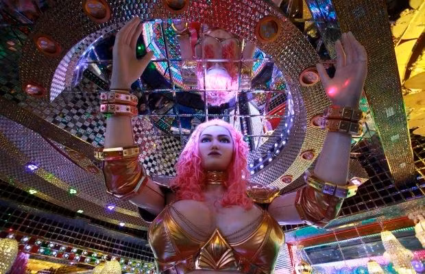 Nhà hàng phục vụ đồ ăn vặt như bắp rang bơ và các món ăn chính như sushi hay thịt bò ướp, phải thừa nhận rằng ẩm thực ở đây không hấp dẫn bằng các buổi trình diễn, và dù đồ ăn rất ngon, nhưng thường du khách bị hút đến để “thực mục sở thị” cảnh robot đại chiến.