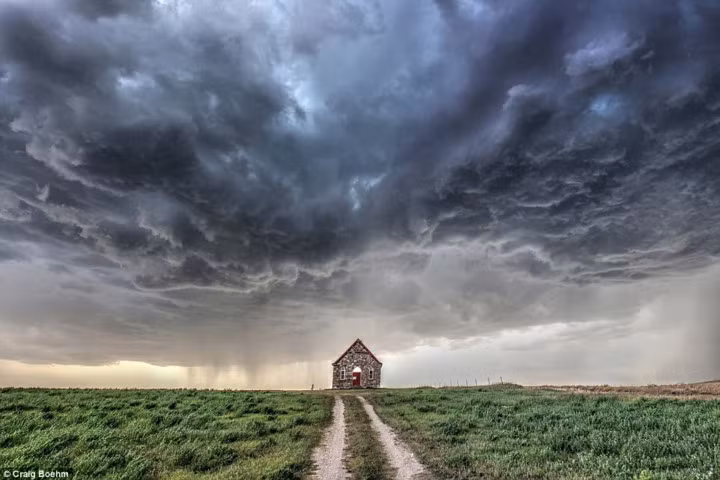 Hình ảnh ấn tượng về một nhà thờ nhỏ dưới bầu trời mây đen vần vũ ở Saskatchewan, Canada.