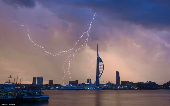 Tác phẩm “bão sét” của nhiếp ảnh gia Paul Jacobs chụp tại khu vực Tháp Spinnaker ở Portsmouth, Anh.