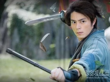 Độc cô cửu kiếm Độc cô cửu kiếm là một bí kíp kiếm thuật tối thượng xuất hiện trong bộ phim Tiếu ngạo giang hồ, bắt nguồn từ nhân vật mang tên Độc Cô Cầu Bại và có hai nhân vật sử dụng thành thục là Phong Thanh Dương và Lệnh Hồ Xung. Độc cô cửu kiếm được tạo ra bởi Độc Cô Cầu Bại. Ông ta tung hoành giang hồ suốt một đời mà không từng bị thất bại, không tìm được đối thủ của mình. Trưởng môn phái Võ Đang là Xung Hư đạo trưởng cũng phải tâm phục khẩu phục khi thua trước mũi kiếm của bí kíp độc cô cửu kiếm.