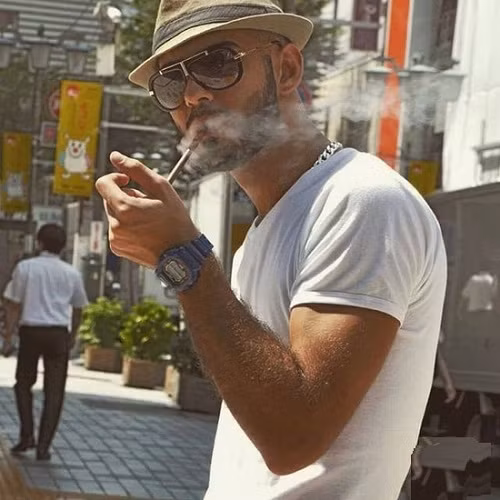 Omar đã chuyển sang sinh sống ở Vancouver, Canada, trông anh bây giờ bụi bặm, già hơn trước khá nhiều.