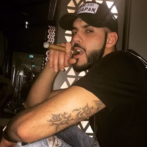 Có thể nhìn thấy điếu thuốc lá thường trực xuất hiện trong các bức ảnh của anh chàng, có lẽ cũng đã mất đi ít nhiều cảm tình với các chị em.