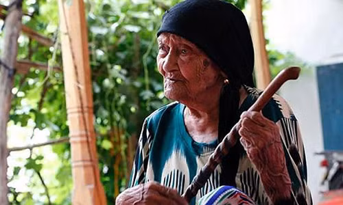 Cu ba gia nhat the gioi song tu doi nha Thanh