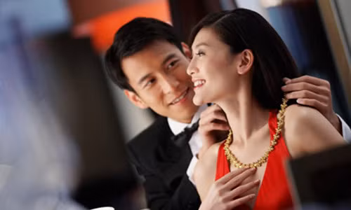 Khat con trai, ong chu giau bi "chan dai" cho sap bay