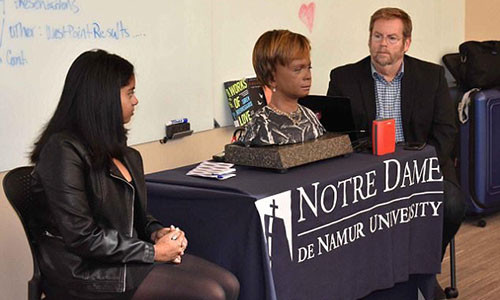 BINA48 trong lớp học - Ảnh: Đại học Notre Dame de Namur.