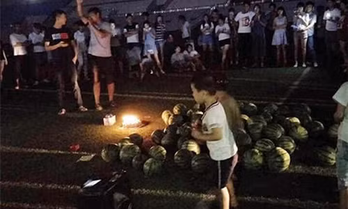 Ket dang cho chang trai niu keo ban gai bang 99 qua dua hau