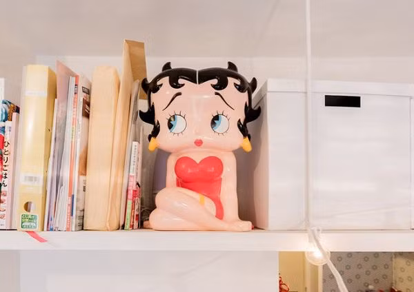 Vì diện tích khiêm tốn của căn hộ, thay vì sử dụng những chiếc tủ để đồ cồng kềnh, tốn diện tích, cô nàng thiết kế kệ gắn tường bằng gỗ bao quanh một góc tường, vừa là giá sách tiện lợi, vừa là kệ đặt những đồ vật trang trí cho căn phòng.