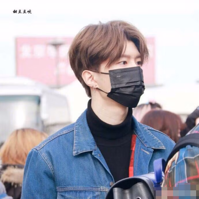 Mới đây, các tay paparazzi đã ghi được những hình ảnh mới nhất về Phạm Thừa Thừa tại sân bay, khi anh vừa từ Hàn Quốc trở về Bắc Kinh để tham dự cuộc thi Thực tập sinh sao thần tượng của trang web video iQiyi nổi tiếng của Trung Quốc. Ngoại hình cao ráo với vẻ soái ca giống hệt sao nam thần tượng xứ Hàn của Phạm Thừa Thừa đã gây chú ý với công chúng, đặc biệt là các cô gái trẻ.