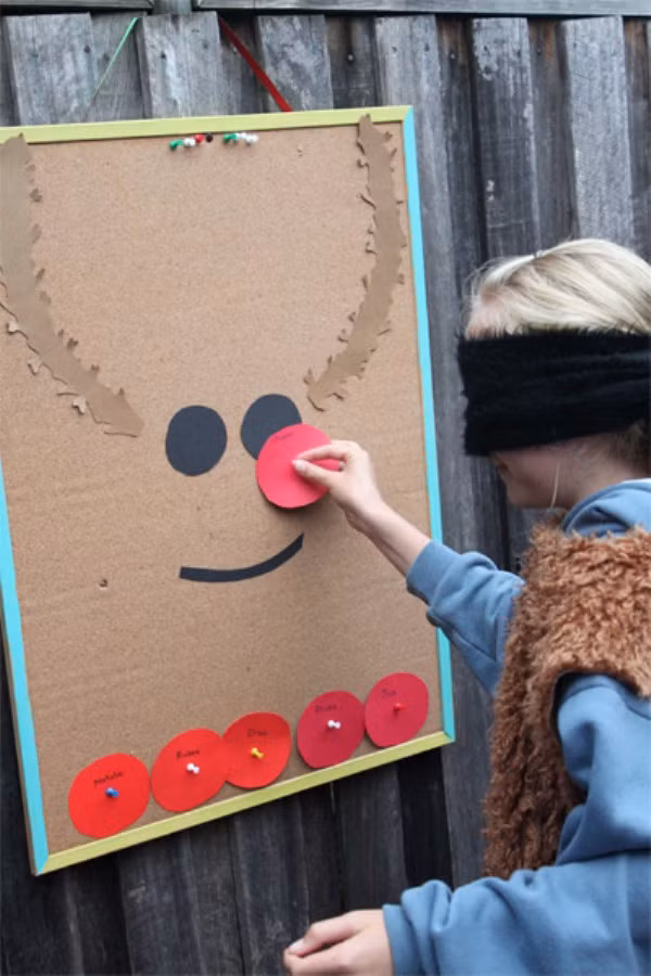 6. Nhắm mắt bắt mũi tuần lộc Trò này bố mẹ cần chuẩn bị 1 bức tranh tuần lộc với sừng, mắt gắn nổi và thiếu mũi như hình. Luật chơi: Cho trẻ bịt mắt và xác định vị trí mũi của chú tuần lộc để gắn vào đúng vị trí.