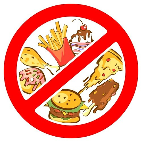 Bạn tiêu thụ quá nhiều chất trans fat. Các chất béo có trong các món nướng, pizza, đồ ăn nhẹ như khoai tây chiên, thức ăn chiên - có thể làm giảm khả năng sinh con, khiến sự rụng trứng không xảy ra. Cố gắng giới hạn mức tiêu thụ các loại thực phẩm này vì việc tiêu thụ chúng thay vì carbohydrate lành mạnh có thể làm tăng nguy cơ rối loạn rụng trứng lên đến 73%. Tốt nhất nên ăn các món ăn nhẹ như chuối, ngũ cốc nguyên hạt, lúa mạch đen, hạnh nhân, sữa chua, quả mọng.