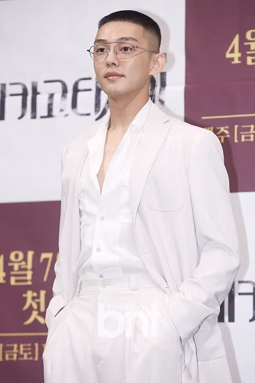 Miễn nhập ngũ vì bệnh tật, Yoo Ah In cũng bị ghét bỏ.