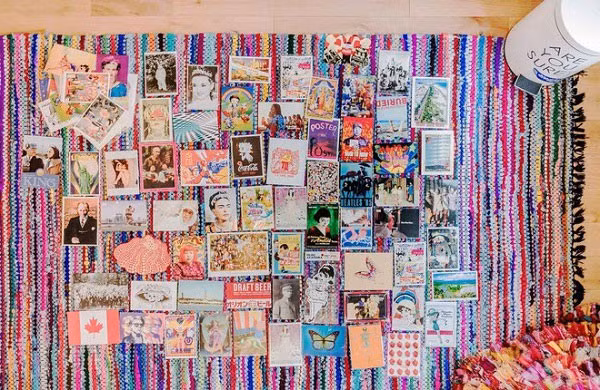 Bước vào cửa là khu bếp nhỏ xinh nhưng vô cùng gọn gàng với đầy đủ các dụng cụ làm bếp của một cô nàng yêu nấu nướng. Chẳng ai ngờ được khu bếp bé nhỏ này lại có thể chứa gần như tất cả các loại dụng cụ nấu ăn từ cơ bản đến phức tạp, từ bếp đun, máy xay, đến máy nướng bánh, lò nướng,… Tất cả đồ dùng trong bếp được bố trí ngăn nắp đâu ra đấy chỉ trên hai chiếc kệ tủ, bên cạnh là một chiếc tủ lạnh cùng tông màu với căn phòng trắng.