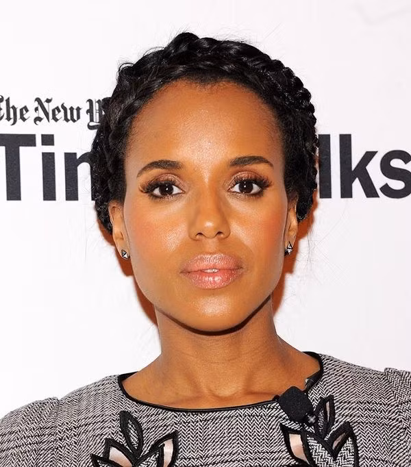 Nếu đã chán việc buông xõa mái tóc ngắn thì hãy dành ra chút thời gian để tết tóc rồi cuốn gọn sang 2 bên để tạo thành một chiếc vương miện gọn gàng, xinh xắn. Sau khi hoàn thiện kiểu tóc tết điệu đà này, trông bạn sẽ chẳng khác gì một nàng công chúa điệu đà.