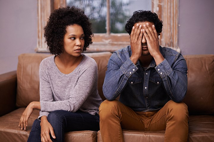 Hoàn toàn không có khả năng cảm thông. Hầu hết các chàng trai sẽ không nhạy cảm hoặc lãng mạn như phụ nữ. Nếu bạn muốn có một mối quan hệ thành công bạn cần phải học cách thấu cảm.