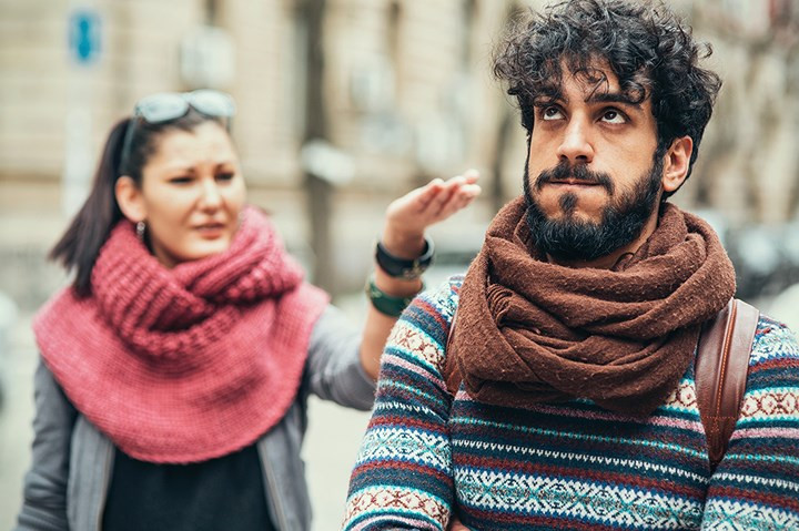 Khạc nhổ ở nơi công cộng. Ai cũng thỉnh thoảng cần phải khạc nhổ. Điều đó là cần thiết nhưng cần phải kín đáo và chắc chắn không thể khạc nhổ nơi công cộng.