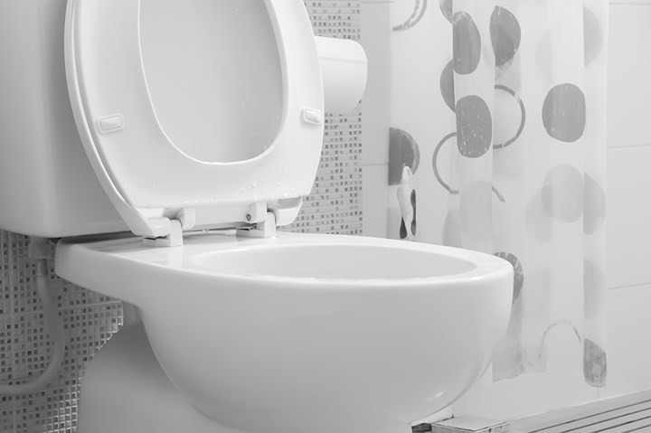 Không giữ sạch nhà vệ sinh. Hãy tưởng tượng cô ấy vào nhà vệ sinh mà trước đó anh ta không biết giữ sạch sẽ. Cảm giác thật ghê sợ.