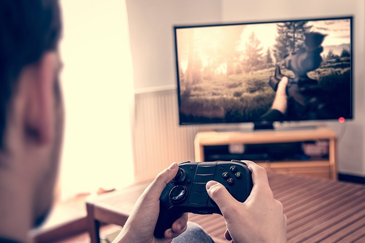 Chơi game. Trông anh ta lúc này giống như những đứa trẻ trong khi cuộc sống luôn gấp gáp và có biết bao việc phải làm. Không xây dựng mối quan hệ người thực việc thực, lãng phí thời gian vào những trò chơi ảo chỉ khiến giá trị người đàn ông giảm đi trong mắt phụ nữ.