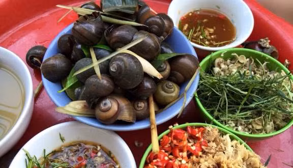 Nhiều thực khách bị quyến rũ bởi món ốc ở phố Đinh Liệt. Ảnh: Foody