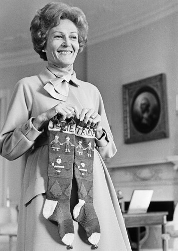 Đệ nhất phu nhân Pat Nixon cầm đôi tất chuẩn bị cho hai cô con gái Julie và Tricia khi bà giúp trang trí Giáng sinh tại Nhà Trắng vào ngày 6/12/1969. Ảnh: AP.