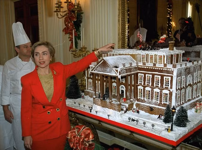 Bà Hillary Rodham Clinton bên chiếc bánh gừng chuẩn bị cho Giáng sinh ở Nhà Trắng ngày 6/12/1993. Ảnh: AP.