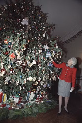 Đệ nhất phu nhân Barbara Bush bên cây Giáng sinh trong Phòng Xanh ở Nhà Trắng ngày 12/12/1989. Ảnh: AP.