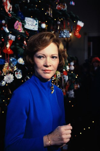 Đệ nhất phu nhân Rosalynn Carter đứng bên cây thông Noel trong Phòng Xanh của Nhà Trắng ngày 13/12/1977. Ảnh: Getty.