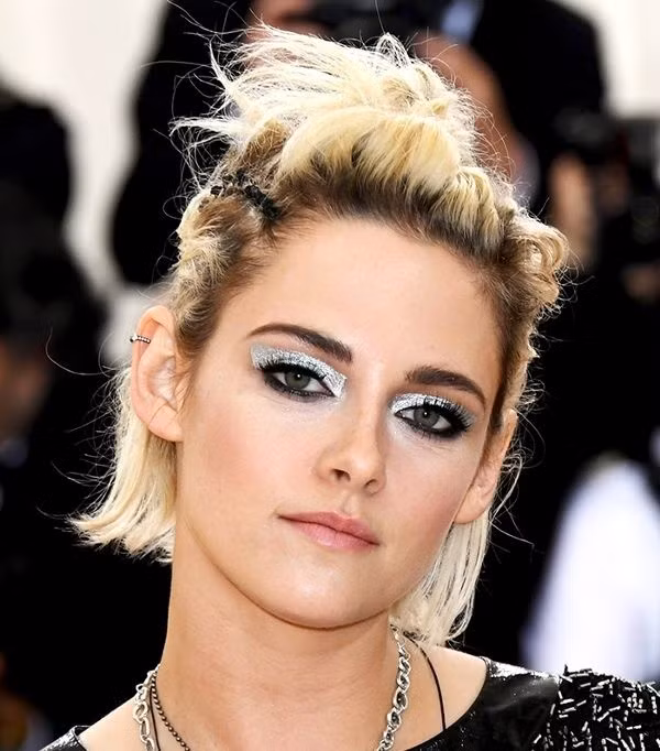 Cùng lột xác với hình ảnh cá tính như Kristen Stewart nhờ những bím tóc tết nhỏ xinh như thế này.