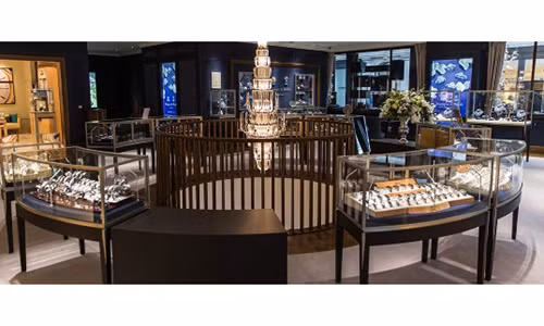 Vu trom ly ky nhu trong phim tai cua hang trang suc hoang gia Anh