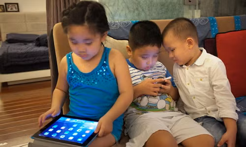 Ong chu Facebook con dan con roi smartphone, sao ta cu cam dau vo?