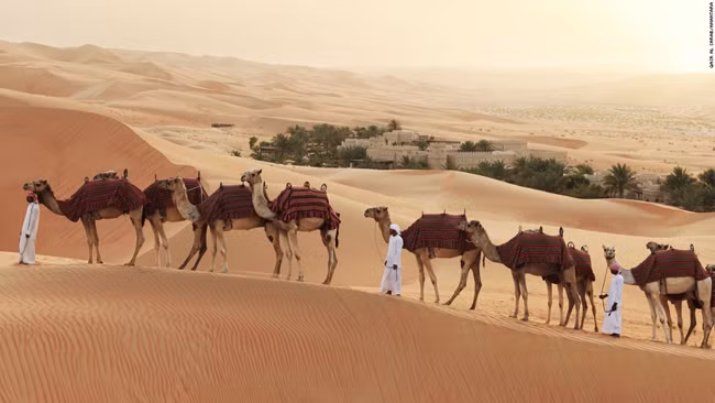 Du khách nghỉ tại đây được khuyến khích tham gia khám phá những khung cảnh đẹp xung quanh khách sạn, thông qua nhiều hoạt động hấp dẫn như khám phá các cồn cát trên lưng lạc đà, bộ hành trên sa mạc, trượt đồi cát và đi săn bằng chim ưng.