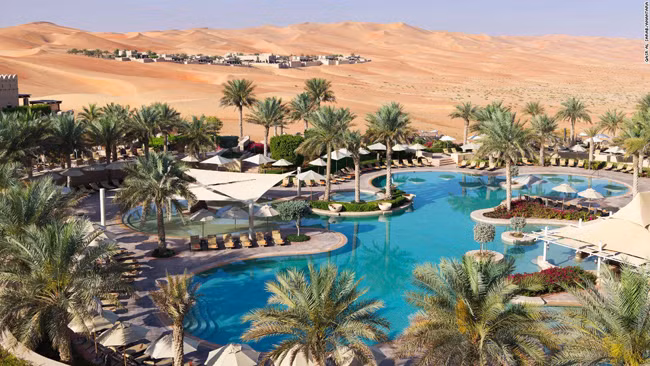Khu nghỉ dưỡng sang trọng có 154 phòng và 52 biệt thự villa với diện tích lên tới 80km2. Tại trung tâm của khu phức hợp là một hồ bơi lớn bao quanh bởi hàng cọ xanh tươi như một ốc đảo. Hiện lên giữa sa mạc nóng bỏng như một ảo giác lung linh, không ngạc nhiên khi tên của khách sạn có nghĩa là "ảo ảnh".