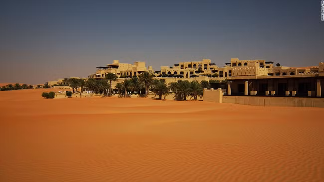 Qasr tọa lạc tại địa điểm được mệnh danh là nơi tận cùng thế giới, rìa của Rub 'al Khali, sa mạc cát lớn nhất hành tinh, cách trung tâm thành phố Abu Dhabi khoảng 2 giờ lái xe, chỉ vài dặm từ biên giới với Ả Rập Saudi. Qasr Al Sarab được xây dựng vào năm 2007, với ý tưởng là nơi để thoát khỏi sự hối hả của các thành phố đang phát triển nhanh chóng, du khách có thể đắm mình trong một cảnh quan sa mạc Ả Rập cổ điển.