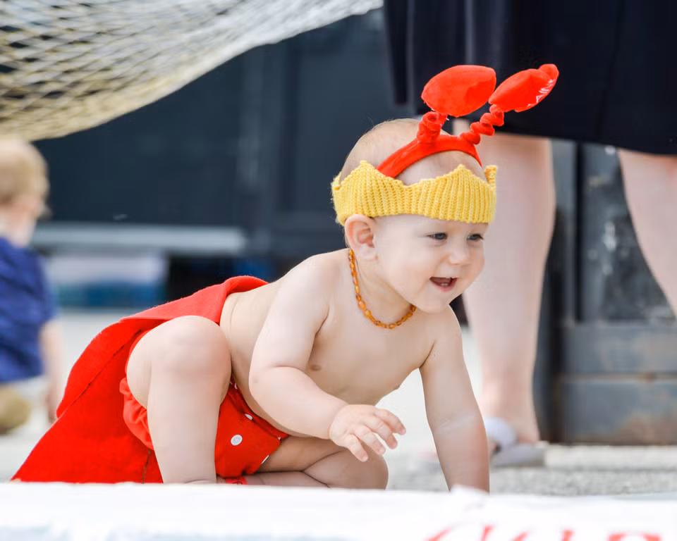 Lễ hội cũng được coi là dịp để các gia đình làm mới hoạt động trong kỳ nghỉ hè. Những cuộc thi ăn tôm hùm, thi chạy, vượt chướng ngại vật... thu hút một lượng không nhỏ trẻ em tham gia đầy hào hứng.