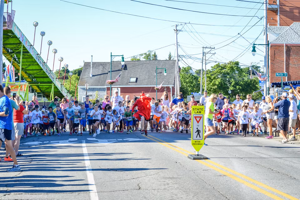 Hơn cả một sự kiện hội hè, lễ hội tôm hùm Maine còn là dịp thể hiện tinh thần cộng đồng. Ngoài việc sử dụng để duy trì hoạt động, số tiền thu được mỗi năm từ lễ hội được ban tổ chức dành tặng các cửa hàng thực phẩm địa phương, các đội thể thao trường trung học, các dịch vụ khẩn cấp tròn vùng và các quỹ học bổng. Lễ hội tôm hùm Maine đã đóng góp hơn 500.000 USD cho các cộng đồng duyên hải của tiểu bang.