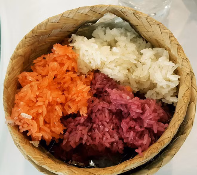 6. Xôi Thái Là món ăn đặc trưng của người dân tộc Thái ở miền tây xứ Nghệ, nếu có dịp ghé qua các địa bàn miền núi nơi có người Thái sinh sống, bạn nên thử ăn một lần để trải nghiệm hương vị của xôi Thái.