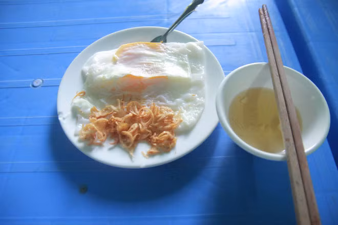 4. Bánh mướt trứng Vinh Là món ăn kết hợp giữa lòng đỏ trứng gà và mướt Diễn Châu, đem lại mùi vị thơm bùi, khiến người ăn “chảy nước miếng” khi nhắc tới món ăn ngon này.