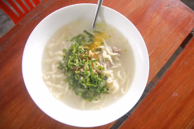 8. Cháo canh Món ăn được kết hợp từ bột mì và trứng chim cút, vị cay và thơm nồng, cộng với giò Nghi Phú. Nhiều người cứ tưởng, cháo canh là món kết hợp giữa cháo và canh, đến khi tận mắt chứng kiến và thưởng thức mới thốt lên “ngon”.