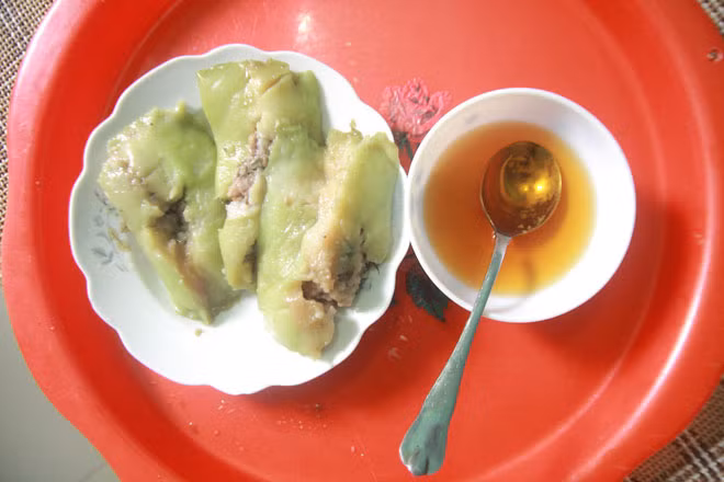 7. Bánh lá gói Là món ăn vặt được nhiều bạn trẻ “nghiền”, vì có hương vị thơm của nước mắm cốt, sự dẻo dai của bột gạo hoặc bột nếp.