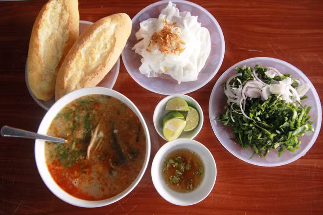 2 Cháo lươn Vinh Cháo lươn Vinh, đặc sản thú vị mà nếu không thử là sự đáng tiếc cho du khách khi đến TP.Vinh. Cháo lươn Vinh được xay nhuyễn, kết hợp nhiều thứ gia vị, trong đó lươn là bí quyết làm nên món đặc sản Nghệ An này. Món này có thể ăn kèm với bất kể thứ gì như mướt Diễn Châu, bánh mì…