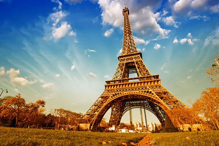 Tháp Eiffel: Được xây dựng năm 1889, tháp Eiffel cao hơn 300 m là biểu tượng của Paris - kinh đô ánh sáng. Tháp Eiffel mang lại cho bạn một kỳ nghỉ lãng mạn trên bầu trời, theo nghĩa đen! Hãy ngắm nhìn khung cảnh tuyệt đẹp của toàn bộ thành phố từ đỉnh tháp và bạn cũng có thể dùng bữa với những người thân yêu ở nhà hàng cao cấp bên trong toà tháp này. Đây là một trải nghiệm không thể bỏ qua khi đến Paris.