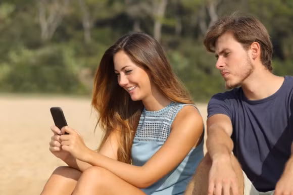 Ghen tuông Sự ghen tuông của đàn ông thường không rõ ràng như phụ nữ. Chàng có thể không tỏ thái độ lo lắng khi nghe bạn kể về một cậu bạn học cũ có khiếu hài hước. Nhưng bạn nên biết điều này: Thực ra, chàng đang rất bực mình và luống cuống. Chàng so sánh chính mình với đối thủ tiềm năng. Để xóa tan nỗi lo đó cho chàng, bạn nên nói chuyện thẳng thắn, trung thực và giải thích rằng người ấy hoàn toàn không phải một mối đe dọa. 