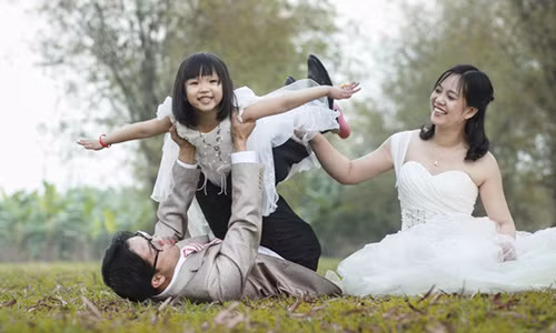 Co vo dep con ngoan, chong van len lut qua lai voi me con tinh cu