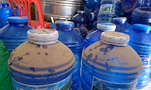 Hai hung su that ve nuoc dong chai, neu biet ban con dam uong?