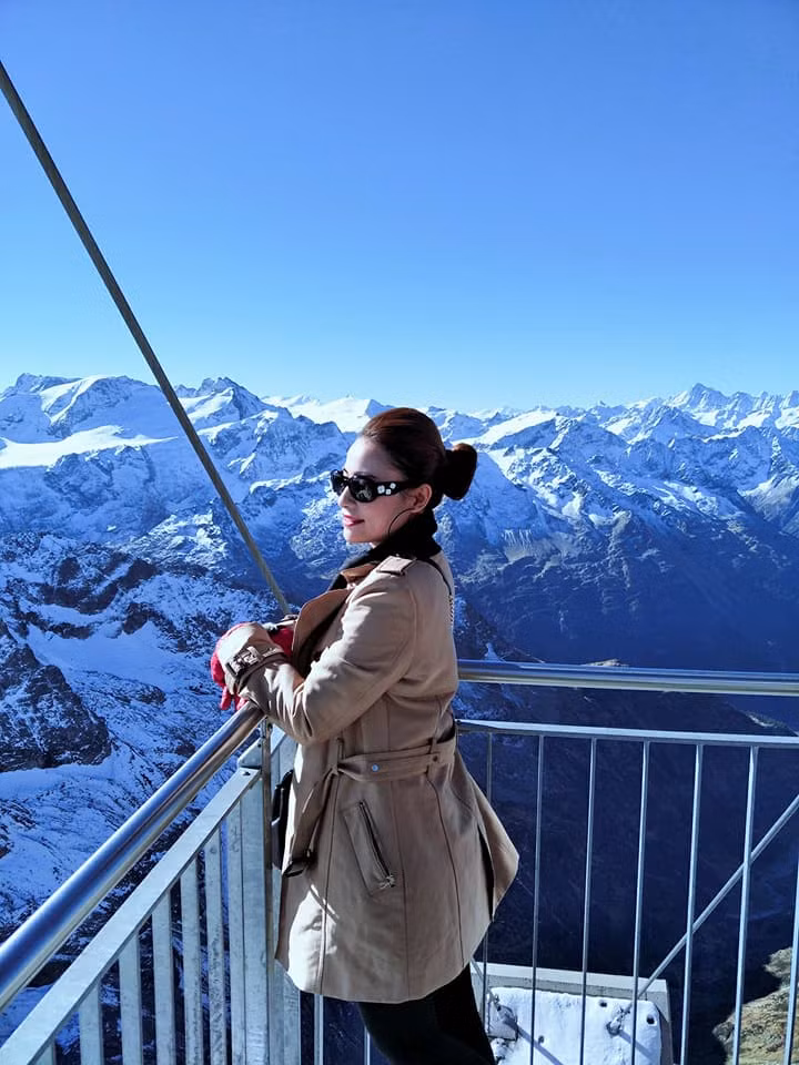 “Đường lên núi gặp rất nhiều khó khăn vì trời quá lạnh và có tuyết, ai sức khỏe không tốt khó mà leo được vì thiếu oxy. Hơn nữa, chúng mình lại là con gái. Người bạn thân đi cùng mình do sức khỏe yếu, nên bị tuột huyết áp, xỉu tại chỗ. May nhờ có mấy anh cứu hộ đẹp trai đưa bình oxy gấp, cho uống nước socola nóng nên mới hồi lại được.