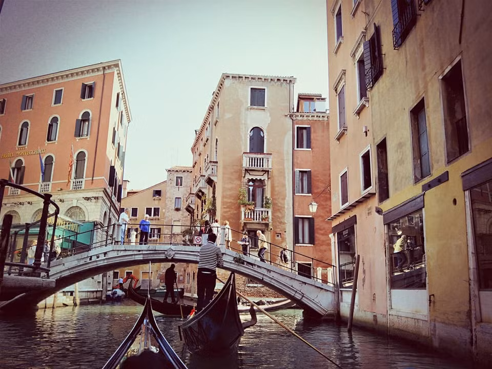 Một điểm mà Christina Uyên lưu ý với các bạn trẻ ấp ủ dự định đi du lịch châu Âu chính là việc chuẩn bị tinh thần cảnh giác cao. Mặc dù là các nước văn minh nhưng ở các khu du lịch tình trạng trộm cắp khá nhiều. Nếu bạn không muốn trở về với chiếc ví rỗng thì tốt nhất hãy thật cẩn thận, hạn chế cầm nhiều tiền mặt, nếu có thể, sử dụng thẻ để thanh toán là tối ưu nhất, không mang các phụ kiện, trang sức đắt tiền bên người...