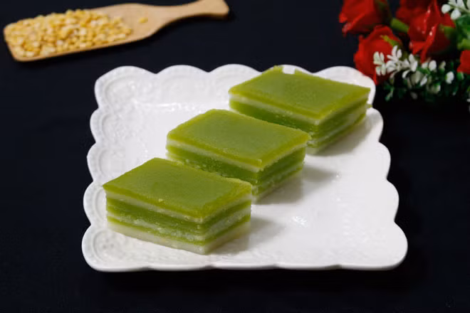 Bánh da lợn chín lấy ra để cho nguội sau đó dóc bánh ra khỏi khuôn, cắt thành những miếng to hay nhỏ tùy theo sở thích để thưởng thức.