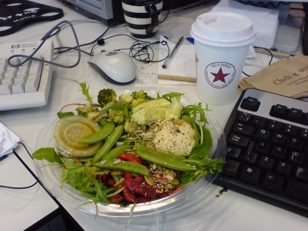 Bánh sandwich cùng hoa quả tráng miệng và khoai tây chiên được gói trong túi giấy hay hộp đựng thức ăn trưa luôn là phong cách ăn trưa truyền thống tại Mỹ. Nhưng gần đây, người Mỹ cũng “sáng tạo” hơn trong cách dùng bữa. Các nhân viên ăn trưa tại bàn làm việc thường lựa chọn salad (hay súp vào mùa lạnh), các loại pasta để ăn trưa. Một lựa chọn khác cho giới văn phòng bận rộn tại Mỹ là chuẩn bị trước bữa ăn lớn vào cuối tuần, và chia nó ra thành nhiều phần để dùng dần trong các bữa trưa trong tuần.